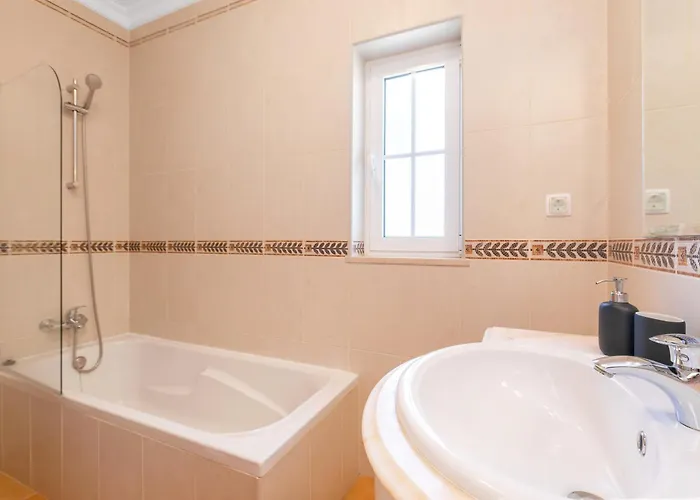 Willa Rolas - Beautiful 5 Bed With Pool And Aircon 3 Min To Praia Da Luz