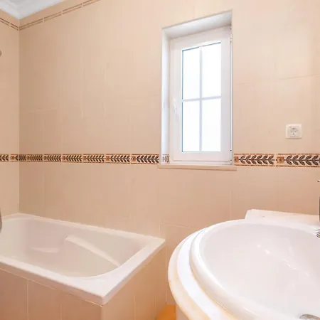 Villa Rolas - Beautiful 5 Bed With Pool And Aircon 3 Min To Luz